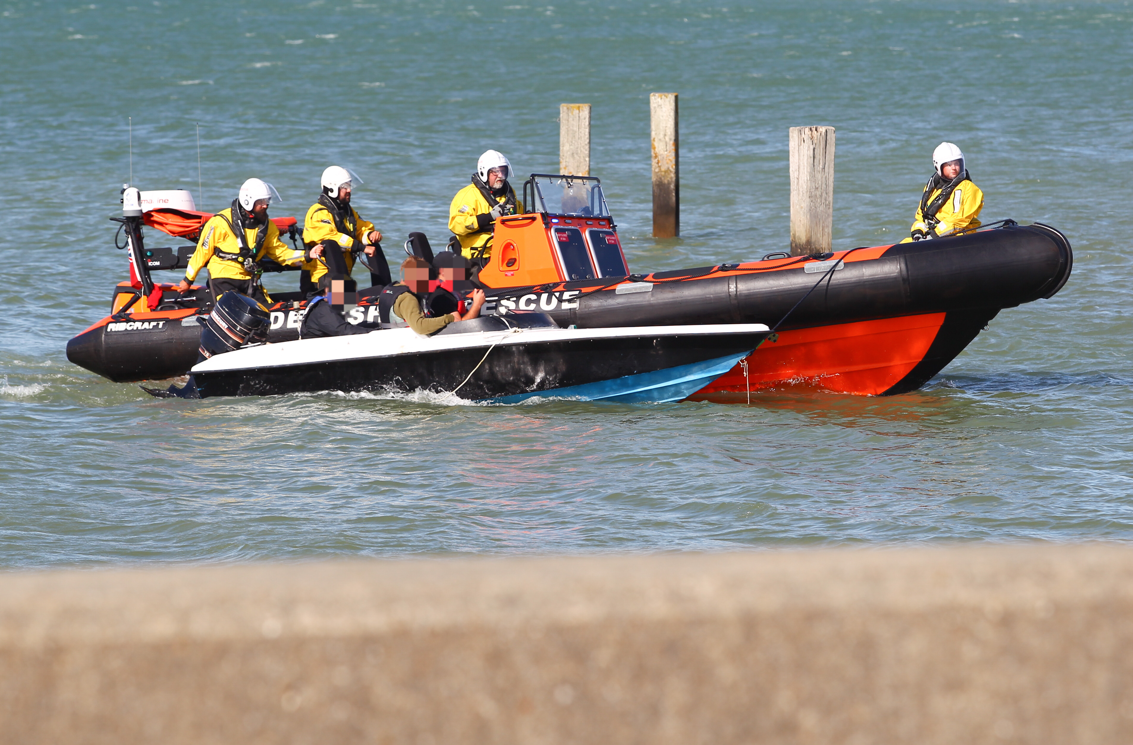 ENGINE FAILURE SEES SPEEDBOAT ON THE ROCKS AT RYDE