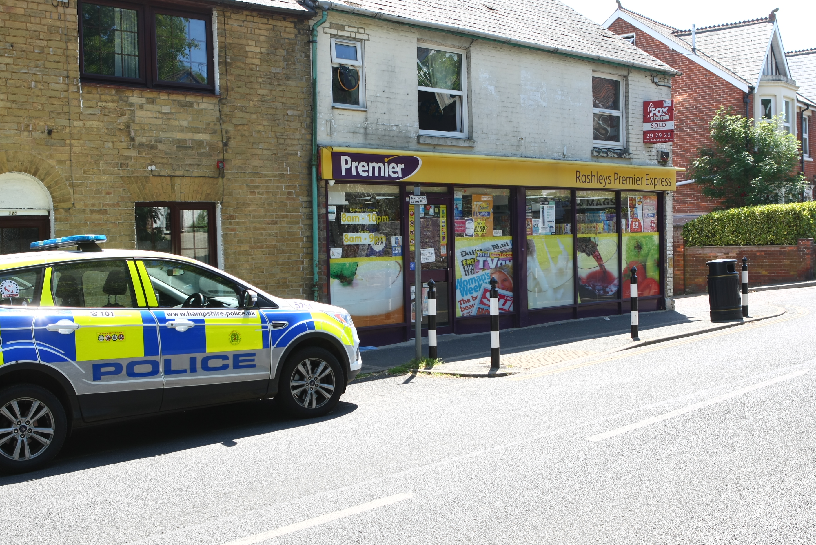 MAN ARRESTED AFTER CASH ROBBERY AT SHOP IN COWES