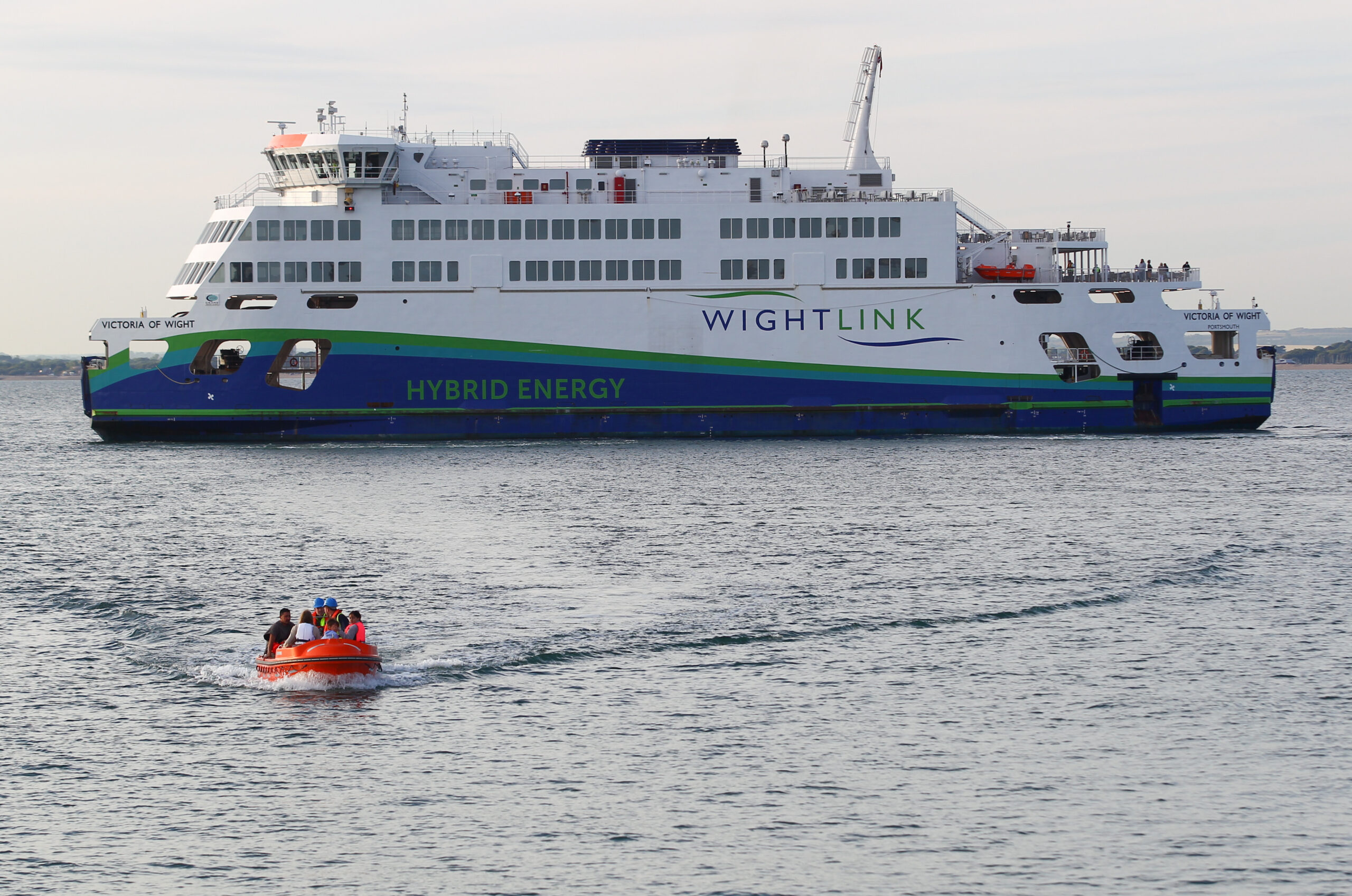 FERRY DIVERTS TO ASSIST RIB IN TROUBLE OFF RYDE PIER