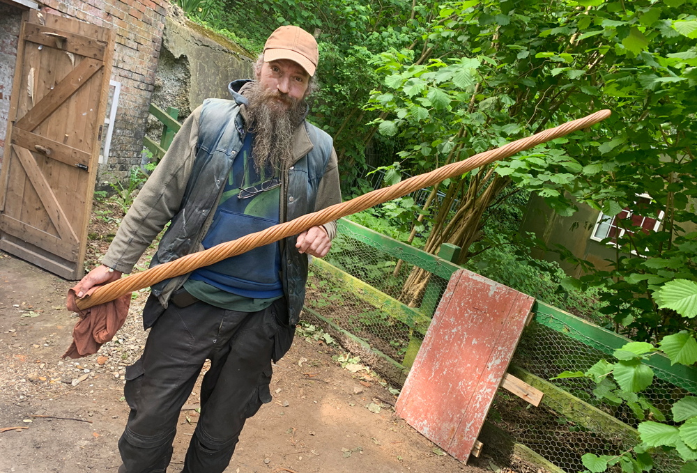 HOMELESS ARTIST CARVES FOR COVID HARDSHIP