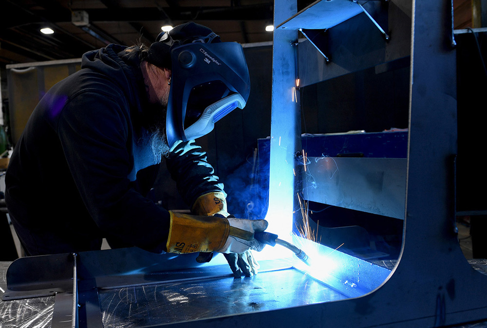 ISLE OF WIGHT MANUFACTURERS URGED TO APPLY FOR SHARE OF £6.5MILLION BOOST