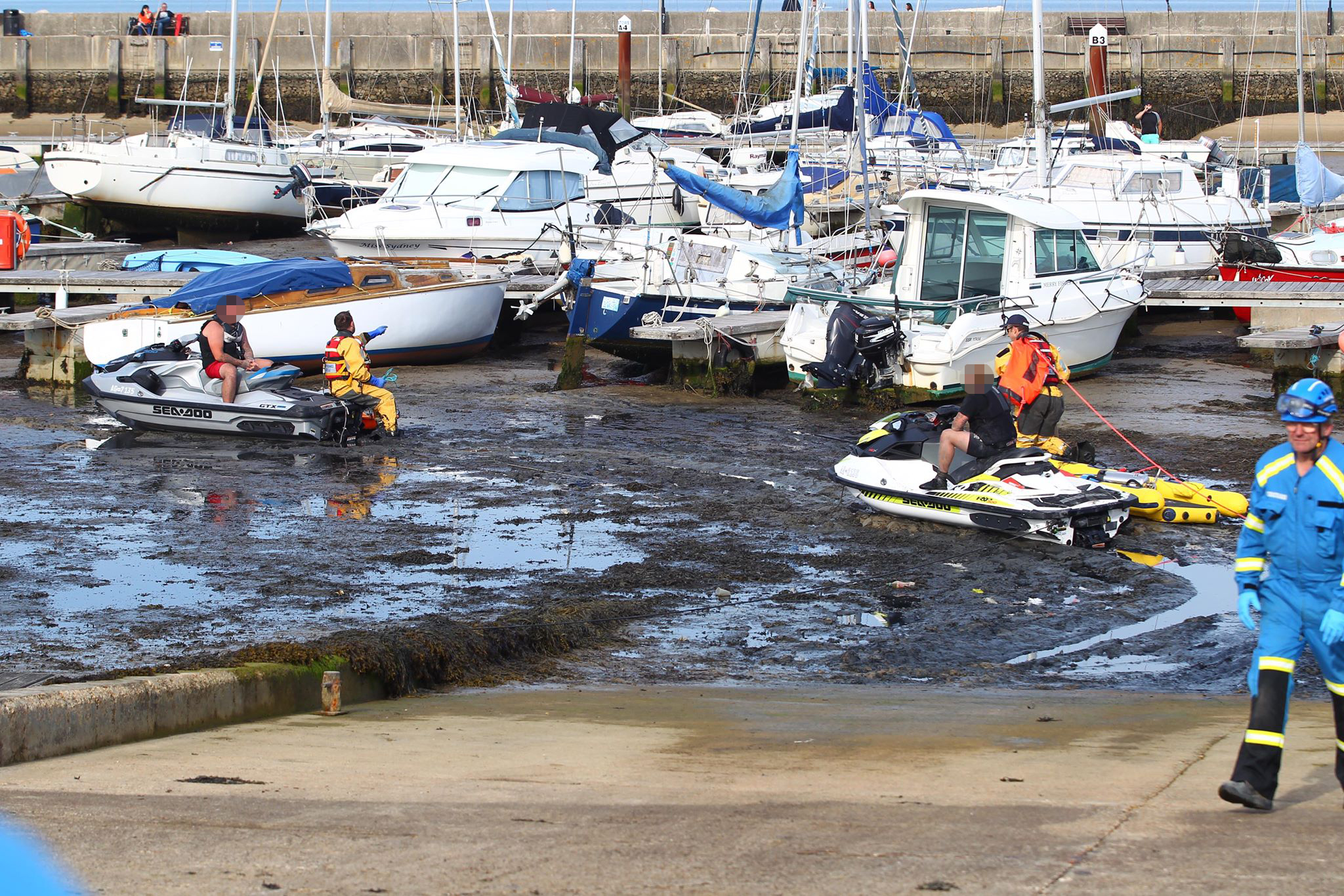 2 JET SKIERS STUCK IN THE MUD AT RYDE HARBOUR