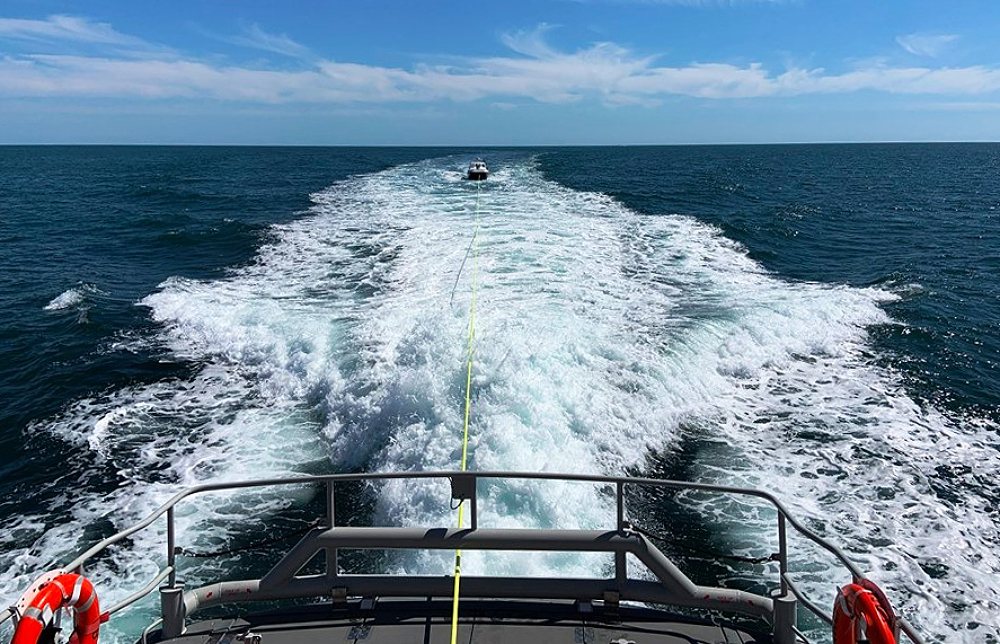 FISHING BOAT TOWED TO LANGSTONE BY BEMBRIDGE RNLI