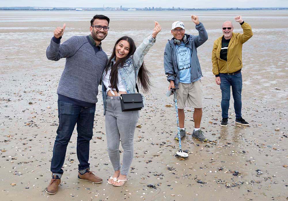 DETECTORIST STRIKES GOLD AFTER FINDING TOURIST’S LOST WEDDING RING AT RYDE