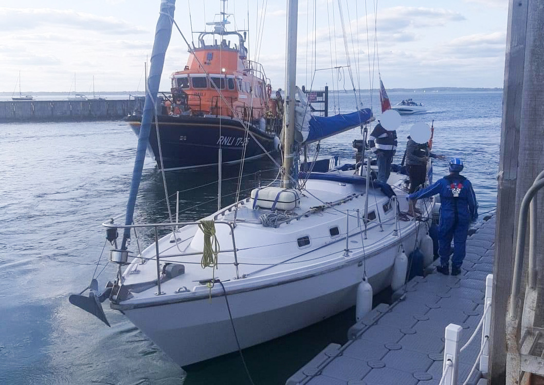 32FT YACHT ESCORTED INTO HARBOUR BY LIFEBOAT
