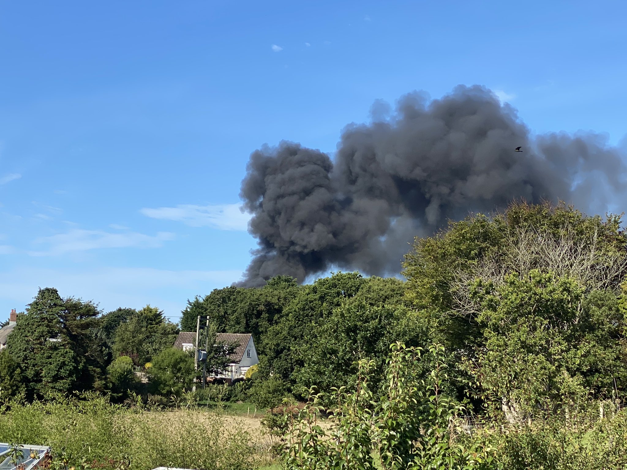 LARGE BLAZE BREAKS OUT AT BRIGHSTONE FARM – BLACK SMOKE SEEN FROM MILES AROUND