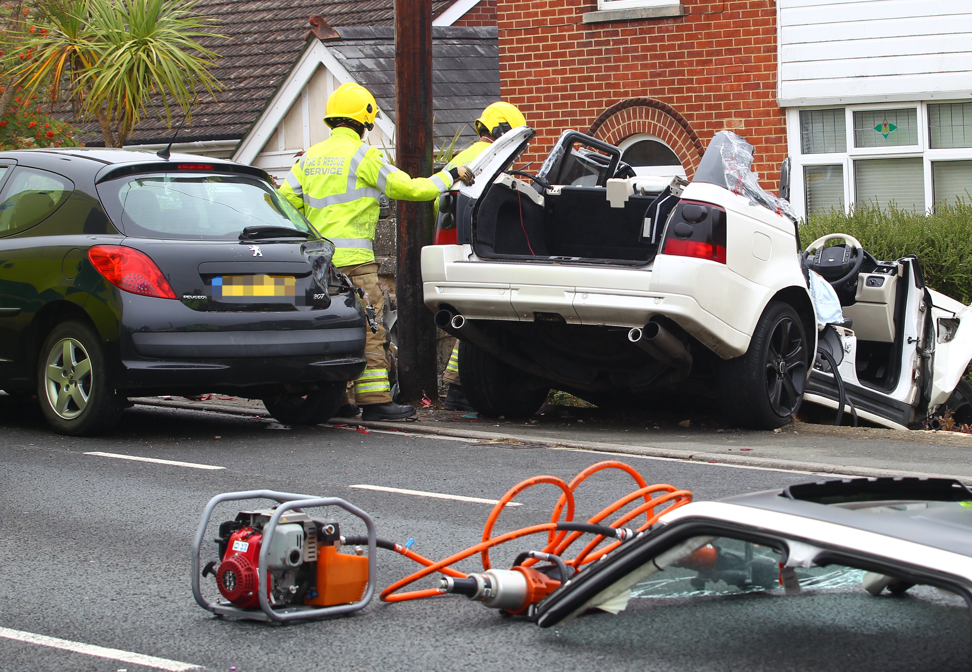 RANGE ROVER CRASHES INTO FRONT GARDEN ON HORSEBRIDGE HILL