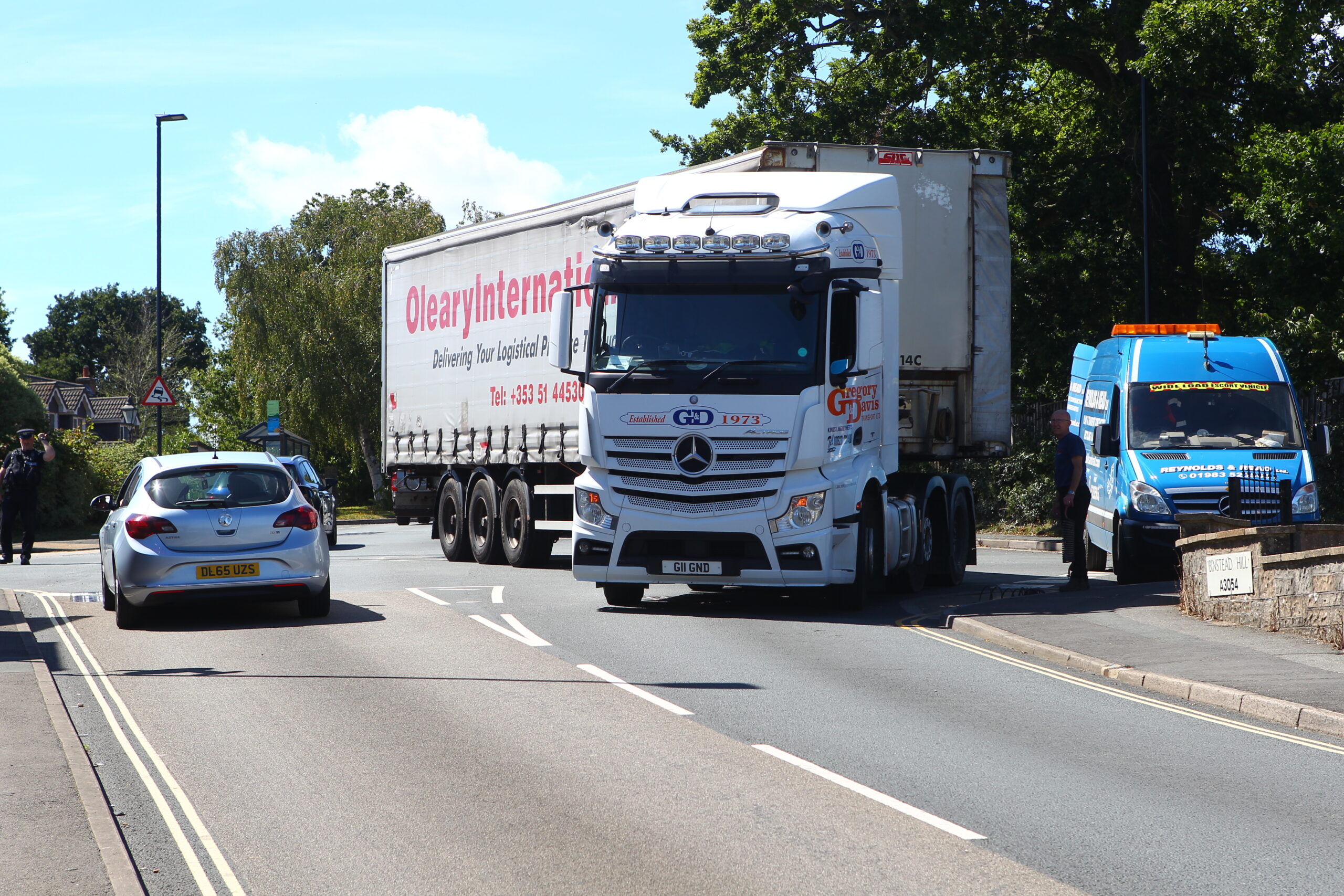 BROKEN DOWN LORRY CAUSES TRAVEL DELAYS AT BINSTEAD