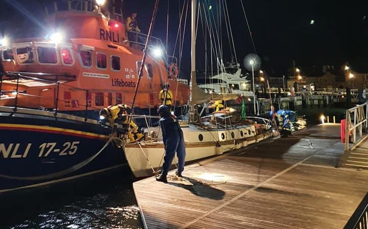 YACHT BREAKS FREE AND BASHES AGAINST YARMOUTH PIER