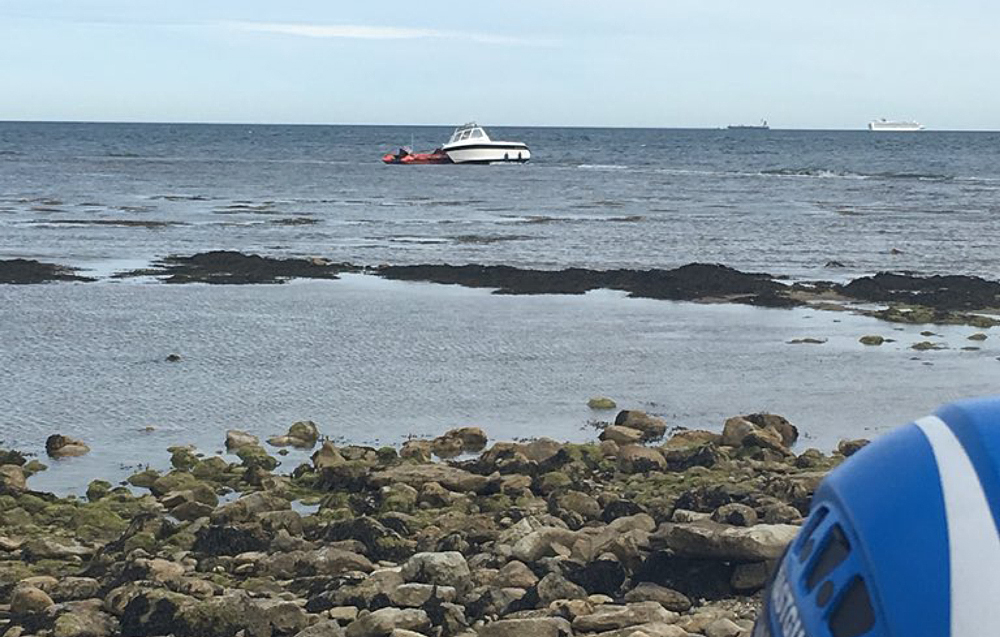 INSHORE LIFEBOAT HELPS RECOVER 18FT BOAT AGROUND ON BEMBRIDGE LEDGE