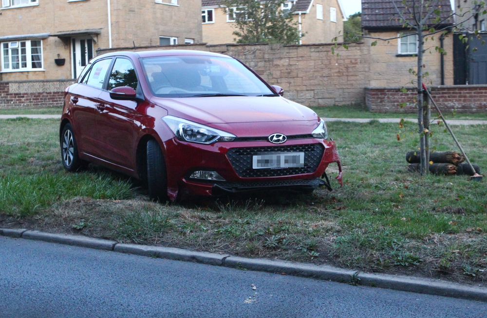 POLICE CALLED TO MINOR CRASH IN BINSTEAD – BOLLARDS DAMAGED
