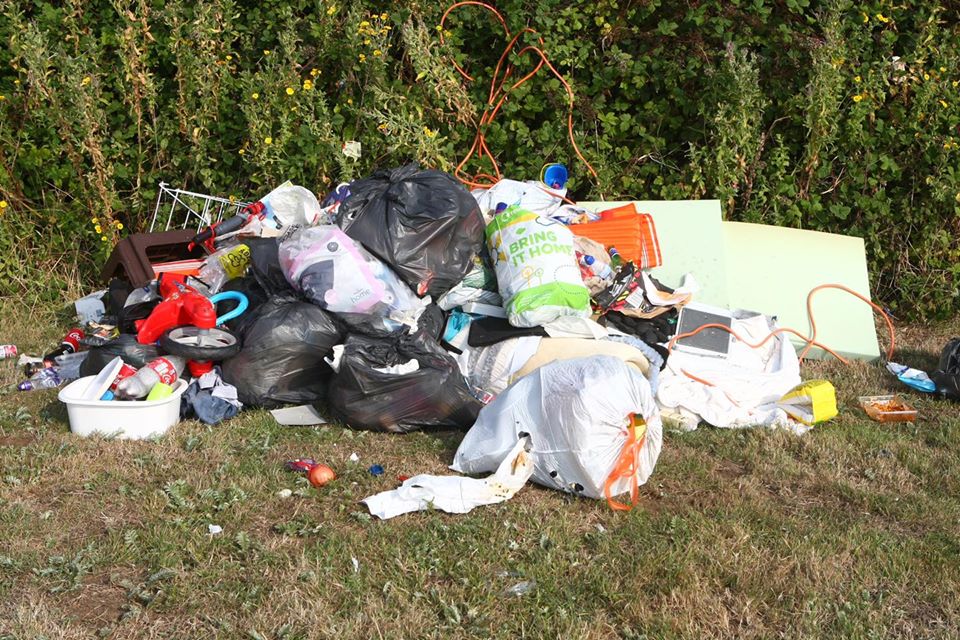 WIGHT WASTE CLEAR UP FLY-TIPPING EYESORE IN SANDOWN