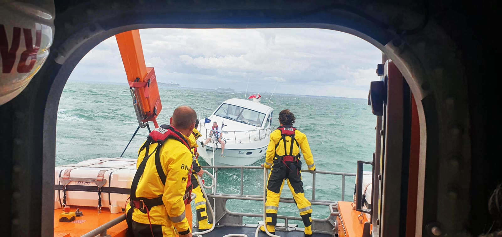 MOTOR CRUISER IN DIFFICULTLY WEST OF THE ISLE OF WIGHT PROMPTS YARMOUTH RNLI LAUNCH