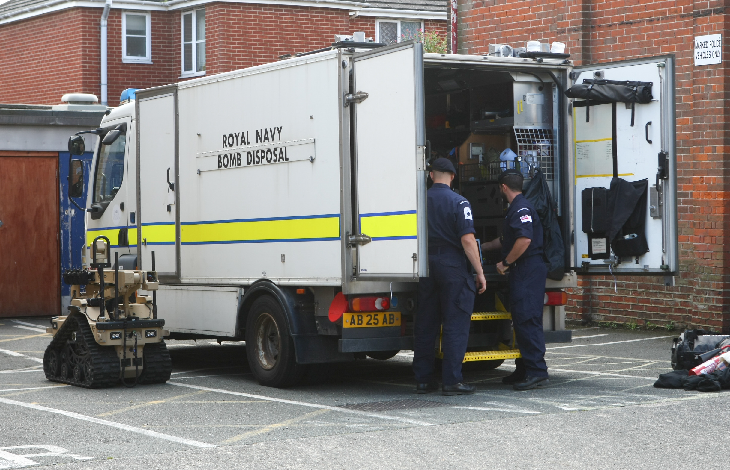 BOMB SQUAD DEPLOYED TO RYDE POLICE STATION AS POTENTIALLY EXPLOSIVE DEVICE SEIZED
