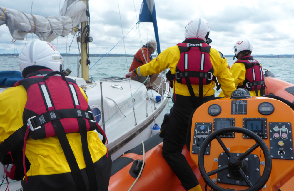 YACHT WITH ENGINE FAILURE TOWED INTO BEAULIEU RIVER