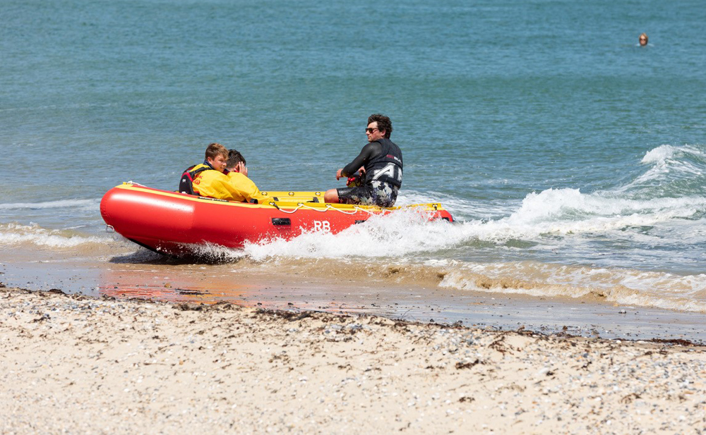 BEACH GOERS URGED TO STAY AWAY FROM RYDE HARBOUR AS ANOTHER 8 PEOPLE RESCUED