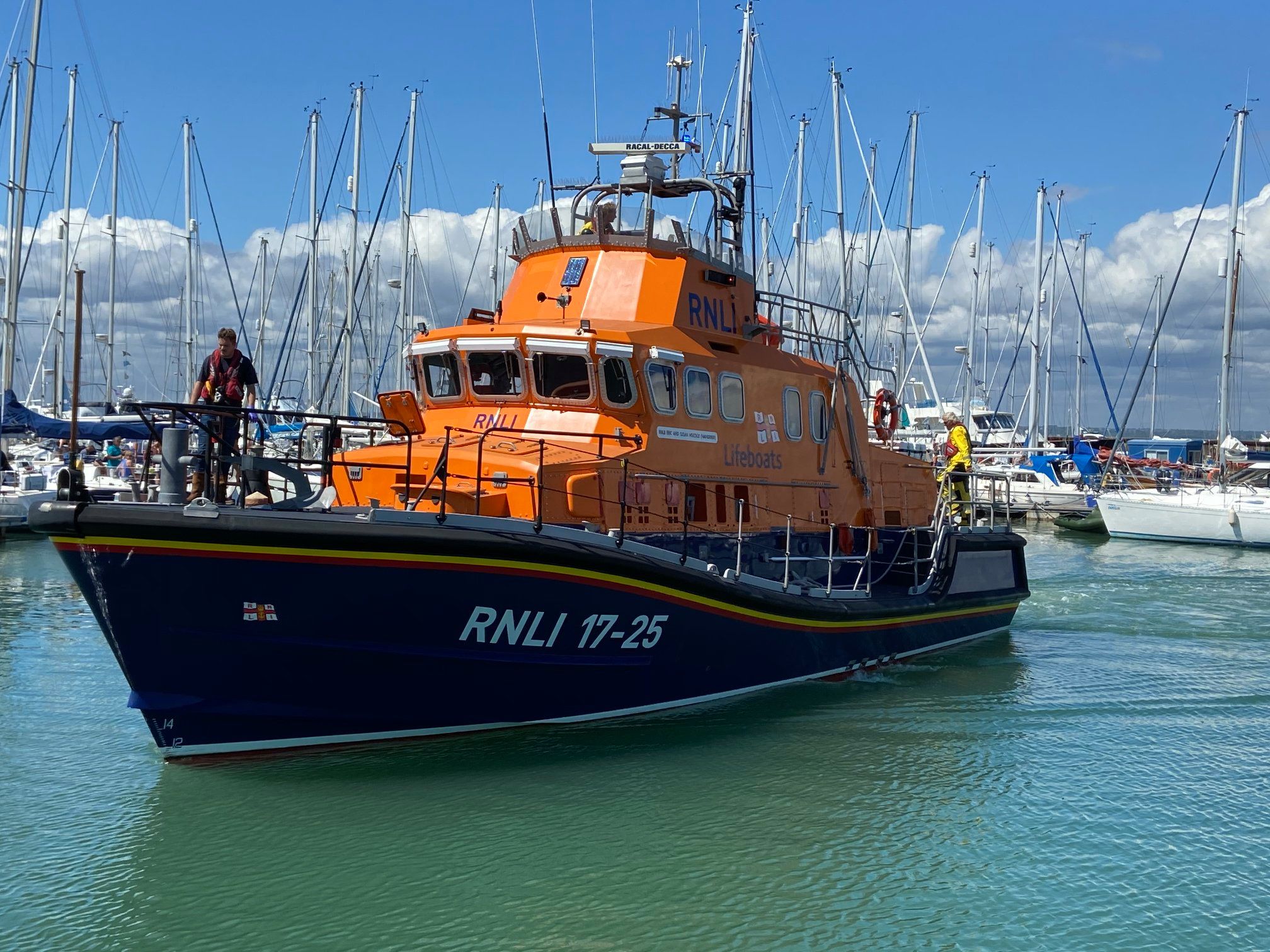 LIFEBOAT GOES TO THE AID OF A YACHT WITH ENGINE FAILURE