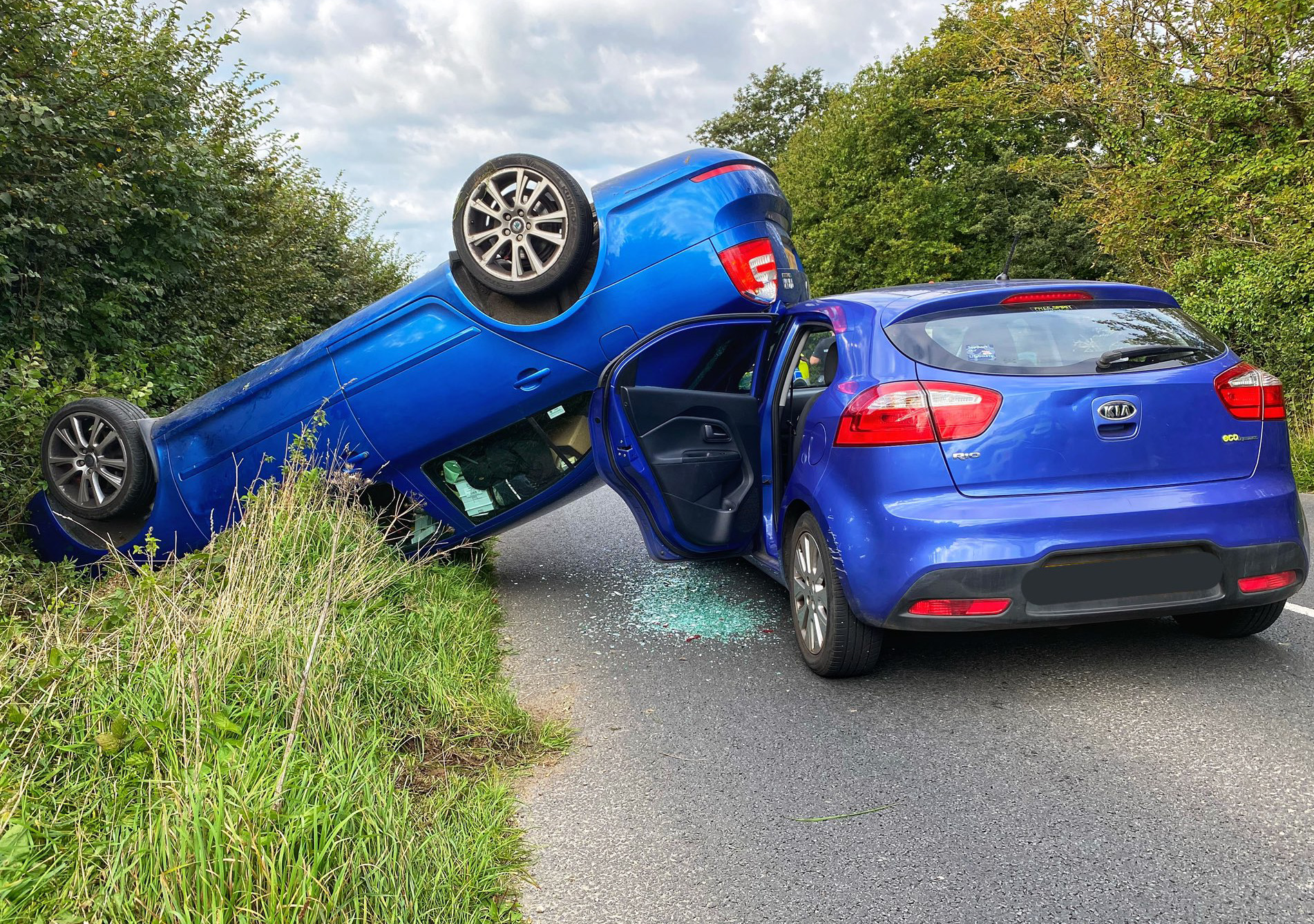 CAR OVERTURNS ON MIDDLE ROAD NEAR CALBOURNE