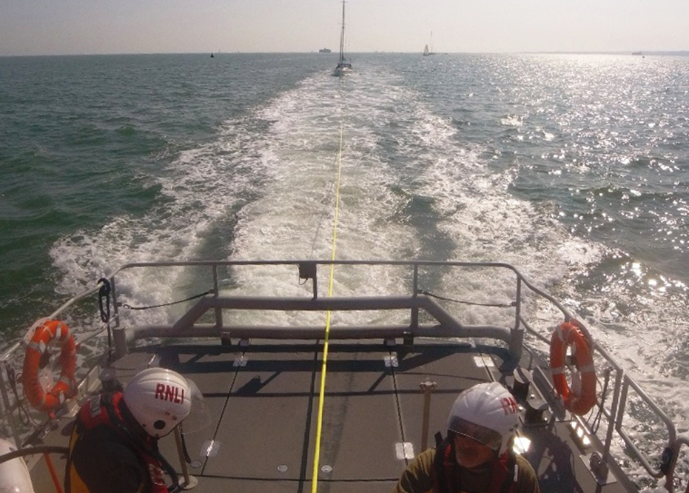 BECALMED YACHT TOWED TO PORTSMOUTH BY BEMBRIDGE LIFEBOAT