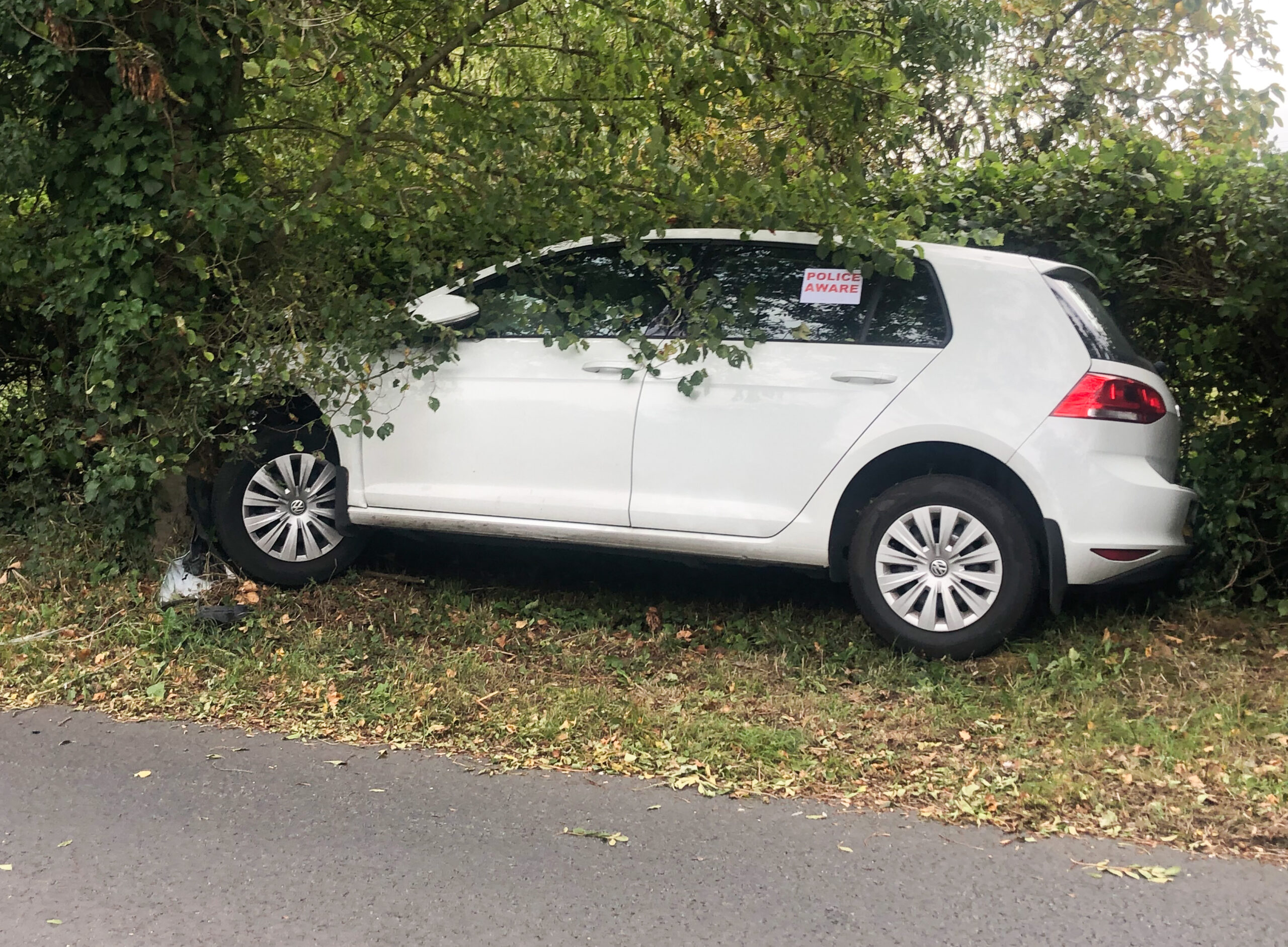CAR CRASHES INTO TREE ON THE OUTSKIRTS OF RYDE – POLICE AWARE