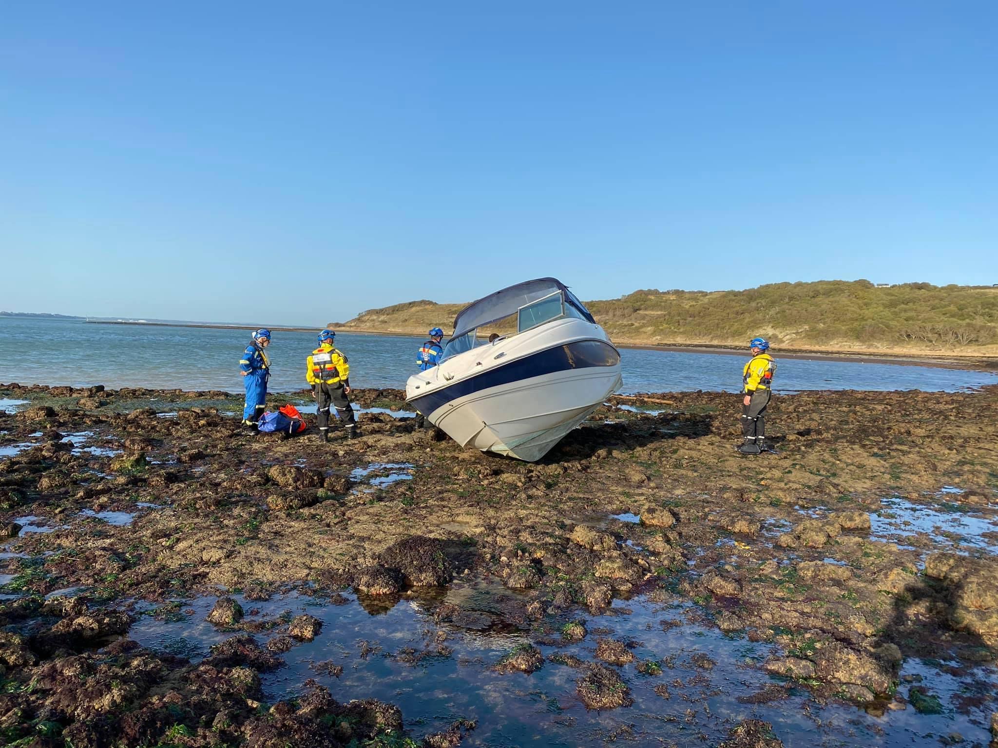 MOTOR BOAT GOES AGROUND ON THE ROCKS AT THORNESS