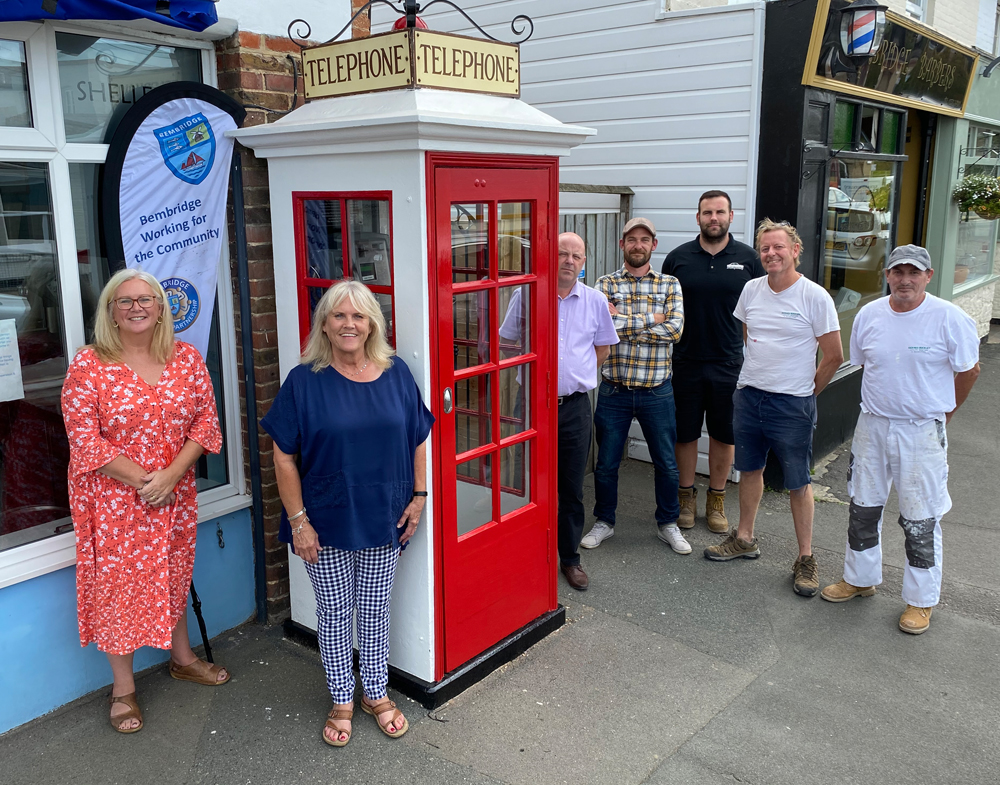 VILLAGERS COME TOGETHER TO RESTORE BEMBRIDGE’S K1 TELEPHONE BOX