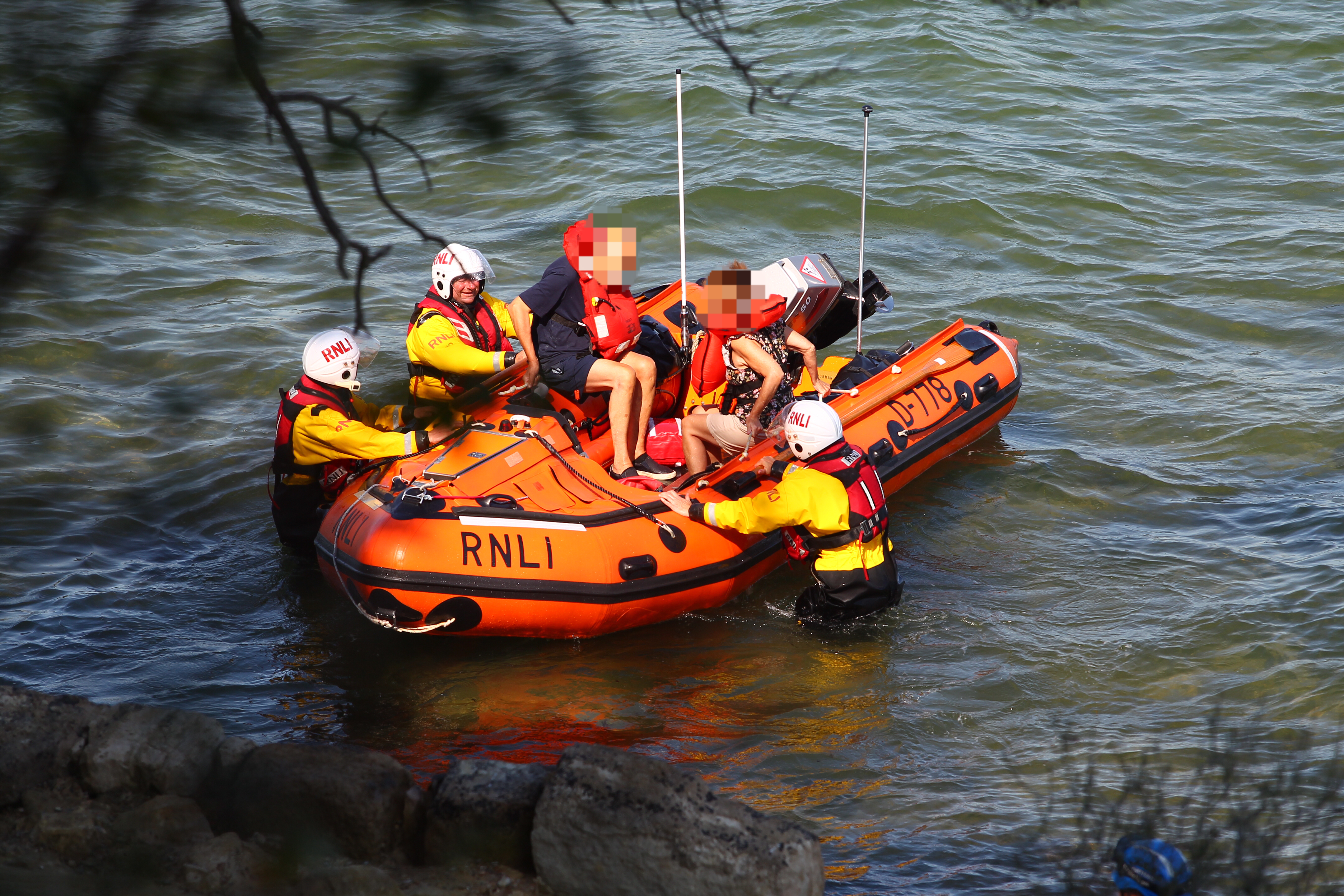 COASTGUARD AND LIFEBOAT CALLED OUT TO RESCUE COUPLE NEAR ST HELENS