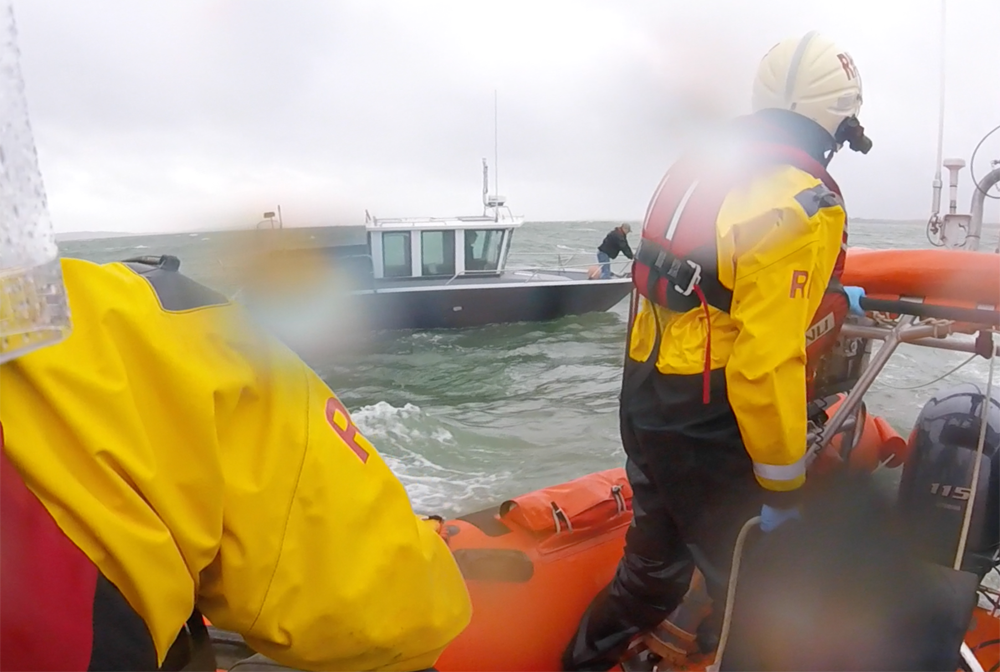FISHING BOAT WITH ENGINE FAILURE NEAR SHIPPING LANE ASSISTED BY COWES LIFEBOAT