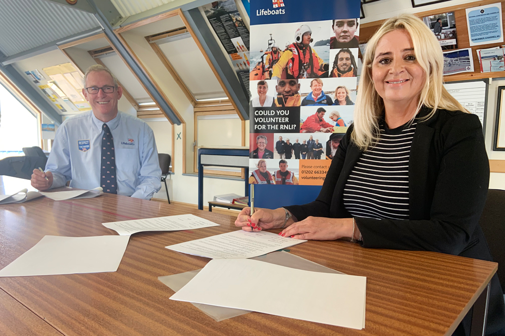 HM COASTGUARD AND RNLI SIGN FIRST EVER MEMORANDUM OF UNDERSTANDING