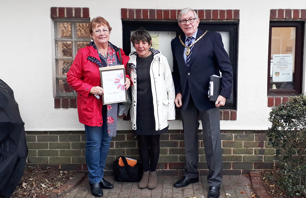 SHANKLIN RECIEVES SOUTH EAST ENGLAND IN BLOOM AWARD