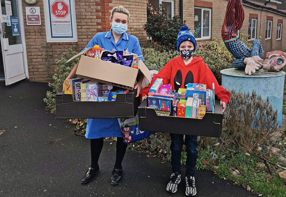 BEN SPREADS CHRISTMAS JOY TO THOSE IN THE CHILDREN’S WARD AT ST MARY’S