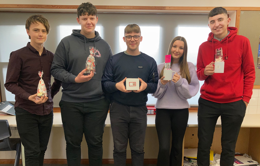 YOUNG ENTERPRISE TEAM BRING CHRISTMAS CHEER WITH A ‘HUG IN A MUG’
