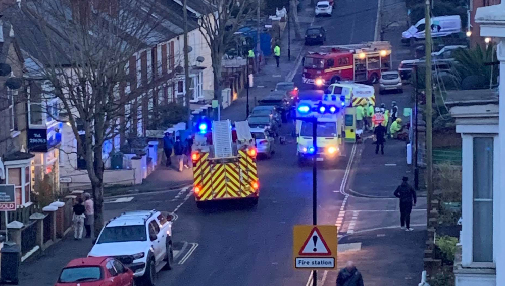 EMERGENCY SERVICES CALLED TO VICTORIA ROAD CRASH IN COWES