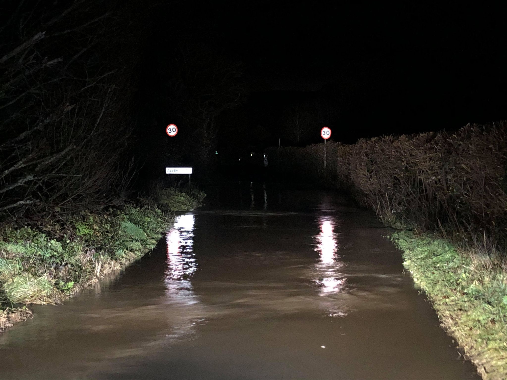 FIRE CREW WORK TO PUMP FLOOD WATER AWAY FROM ALVERSTONE PROPERTIES
