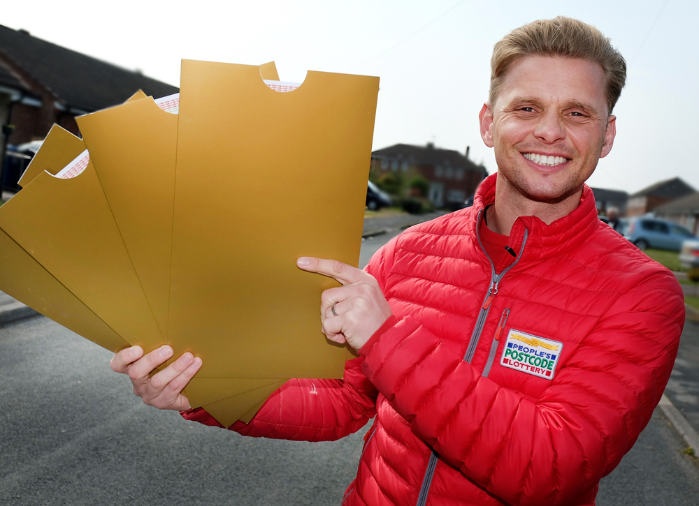 SHANKLIN NEIGHBOURS CELEBRATING £1,000 POSTCODE LOTTERY WIN