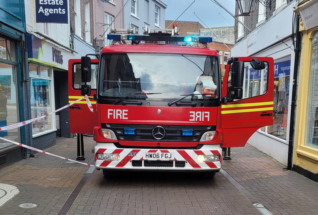 COOKER FIRE EXTINGUISHED AT DOMESTIC PROPERTY IN COWES
