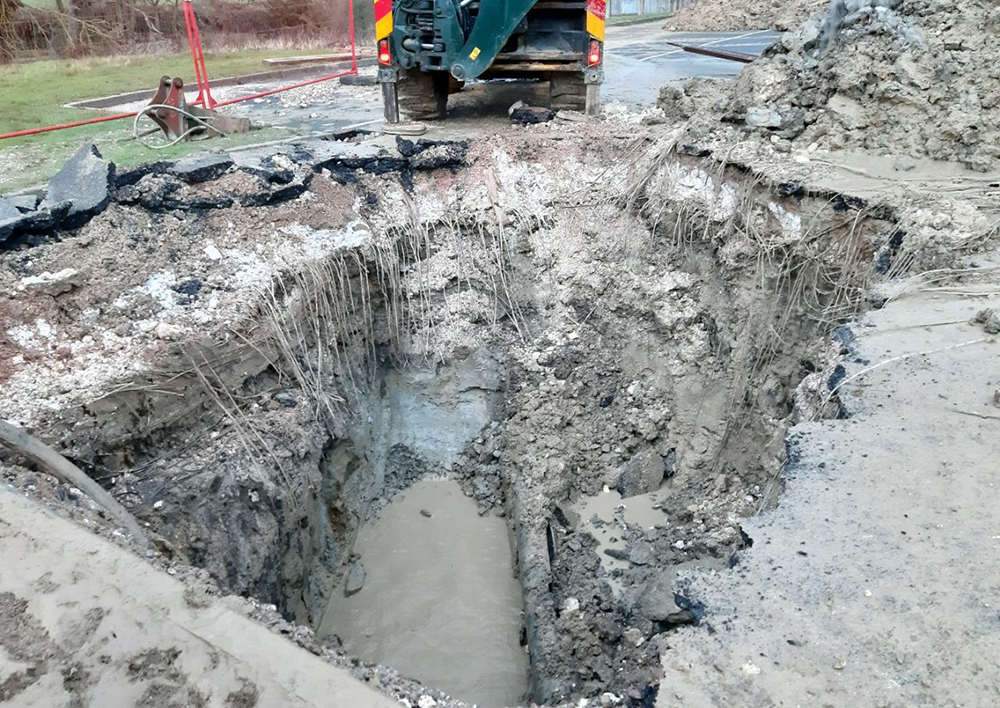 BURST MAIN LEAVES NEWPORT AND WOOTTON HOMES WITHOUT WATER