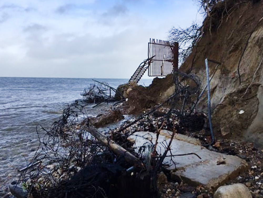 HAZARDOUS METALWORK AND RAZOR WIRE TO BE REMOVED FROM BEMBRIDGE BEACH