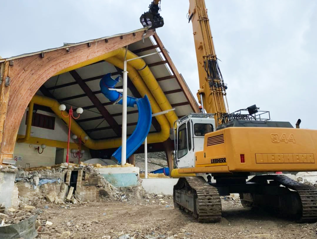 HARCOURT SANDS SWIMMING POOL RIPPED DOWN AS REDEVELOPMENT PROJECT PICKS UP PACE