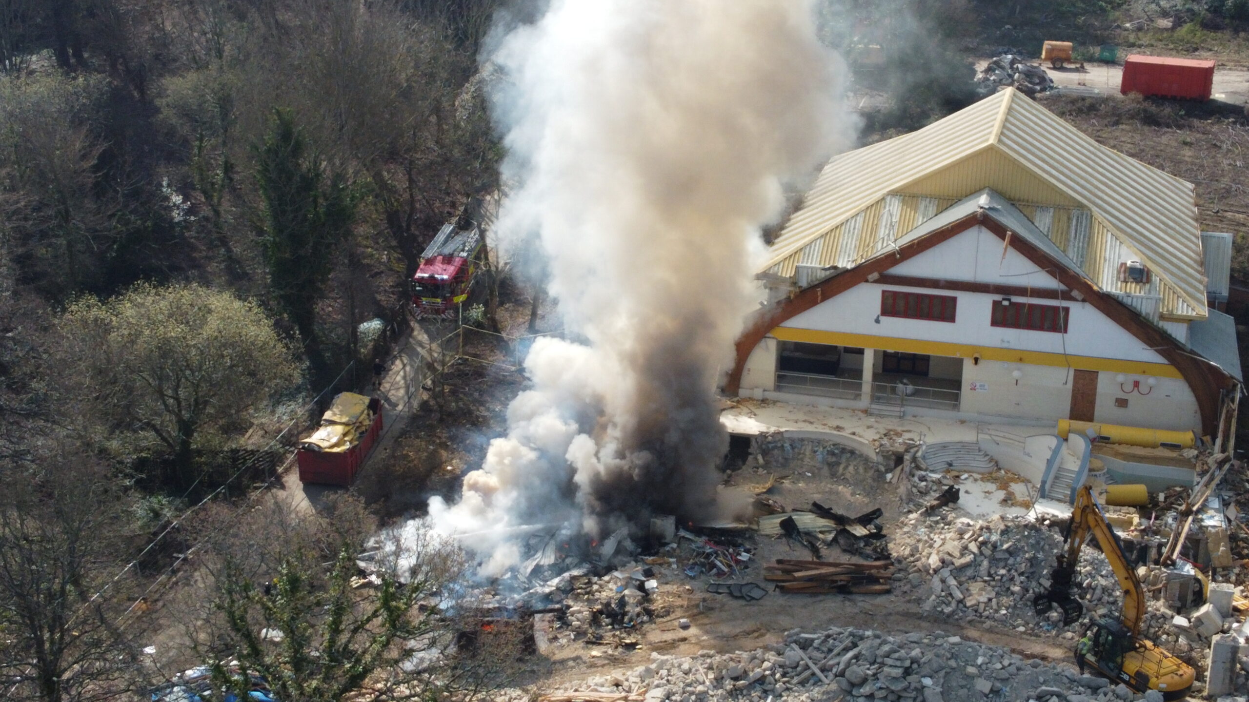 LARGE BLAZE DEVELOPS AT HARCOURT SANDS SITE