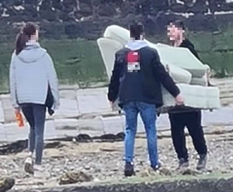 TEENS DUMP SOFA ON BEACH AT RYDE BEFORE SETTING IT ON FIRE