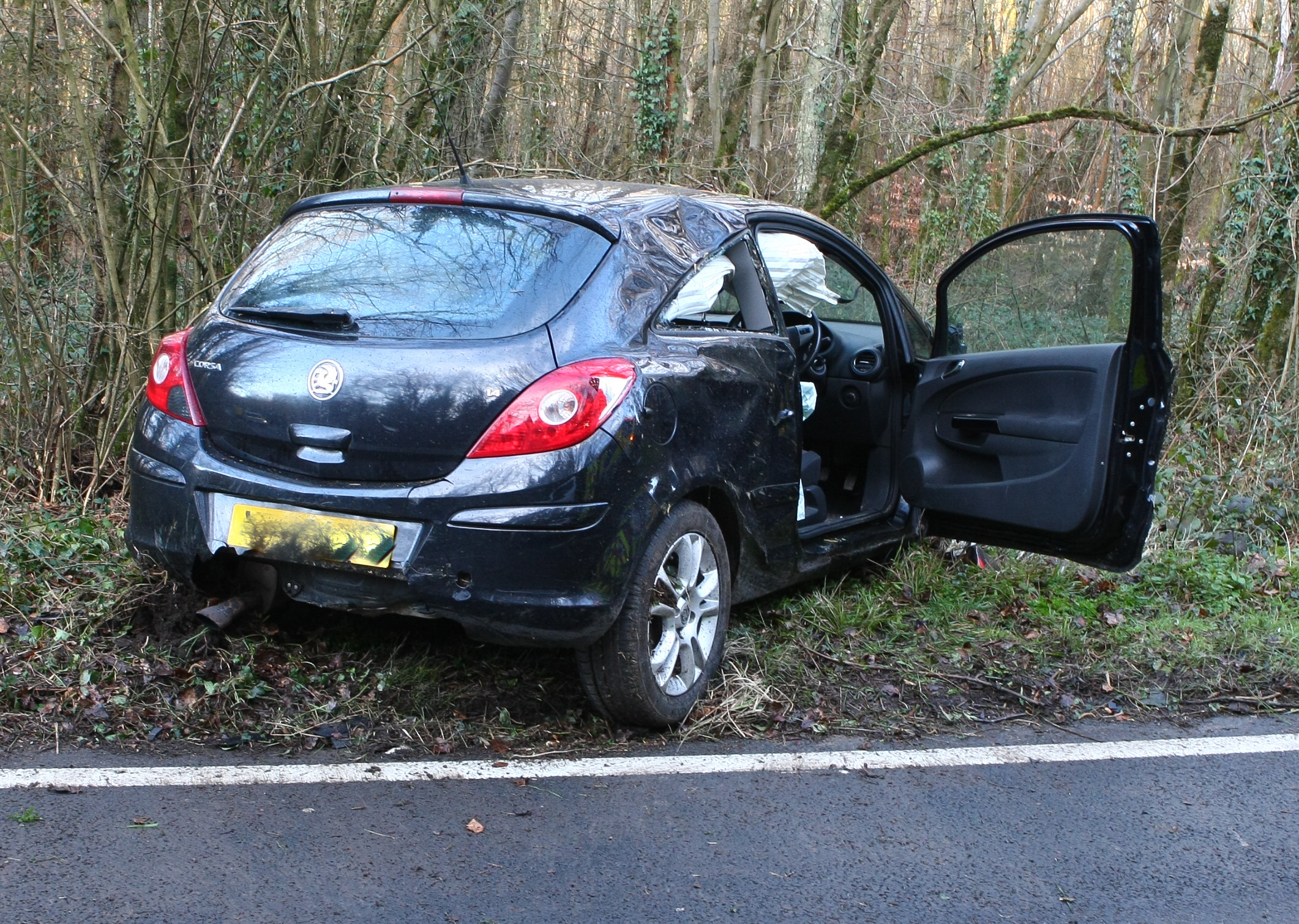 UPDATED: 2 INJURED AFTER CORSA CRASHES INTO TREES ON BEAPER SHUTE