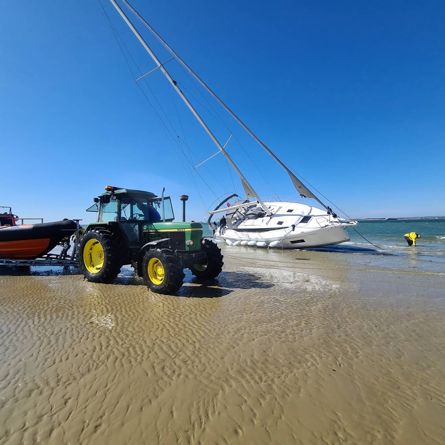 YACHT AGROUND ON RYDE SANDS PROMPTS COASTGUARD CALLOUT