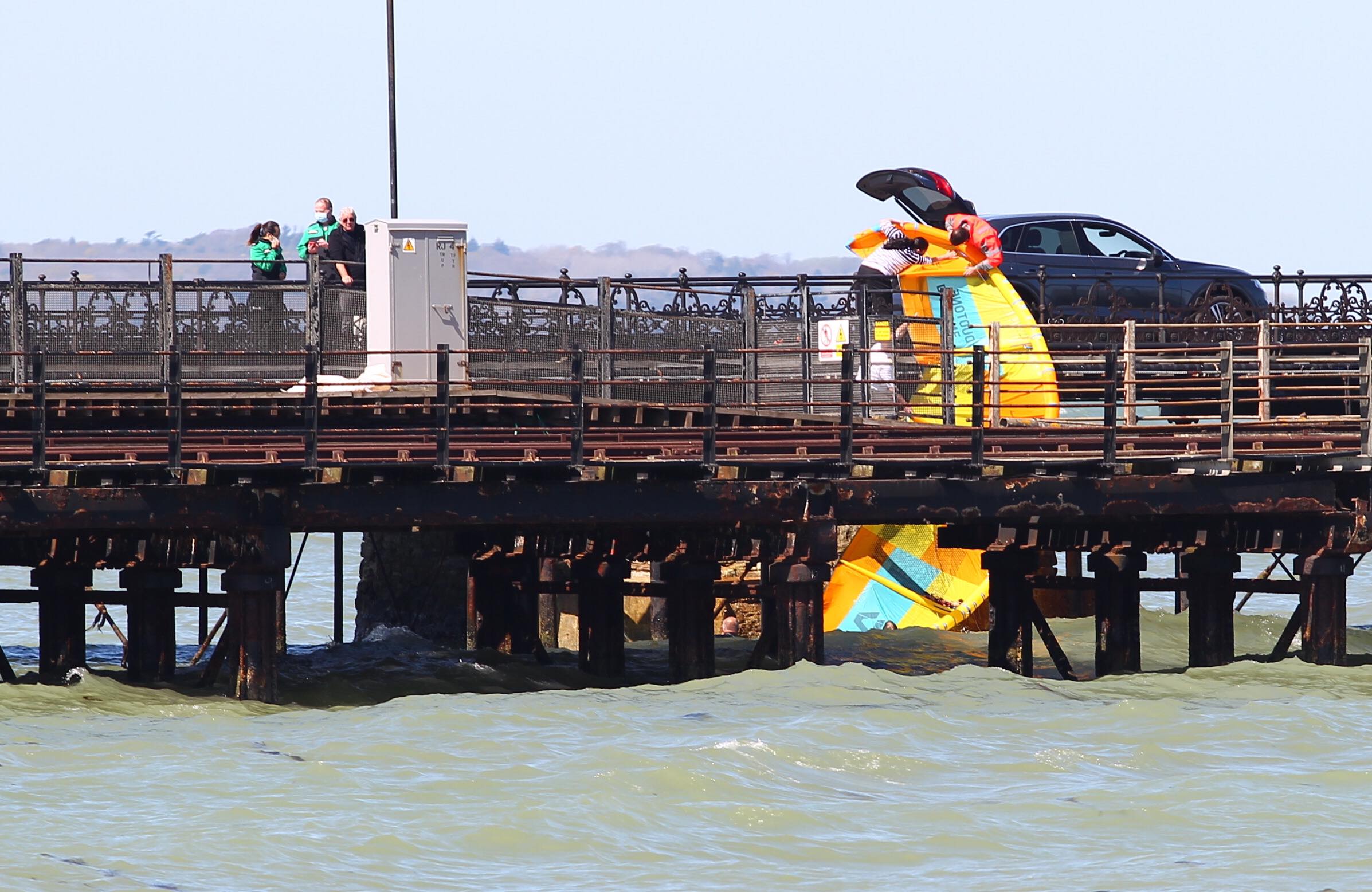 KITE SURFER IN DISTRESS PULLED FROM THE WATER NEAR RYDE PIER