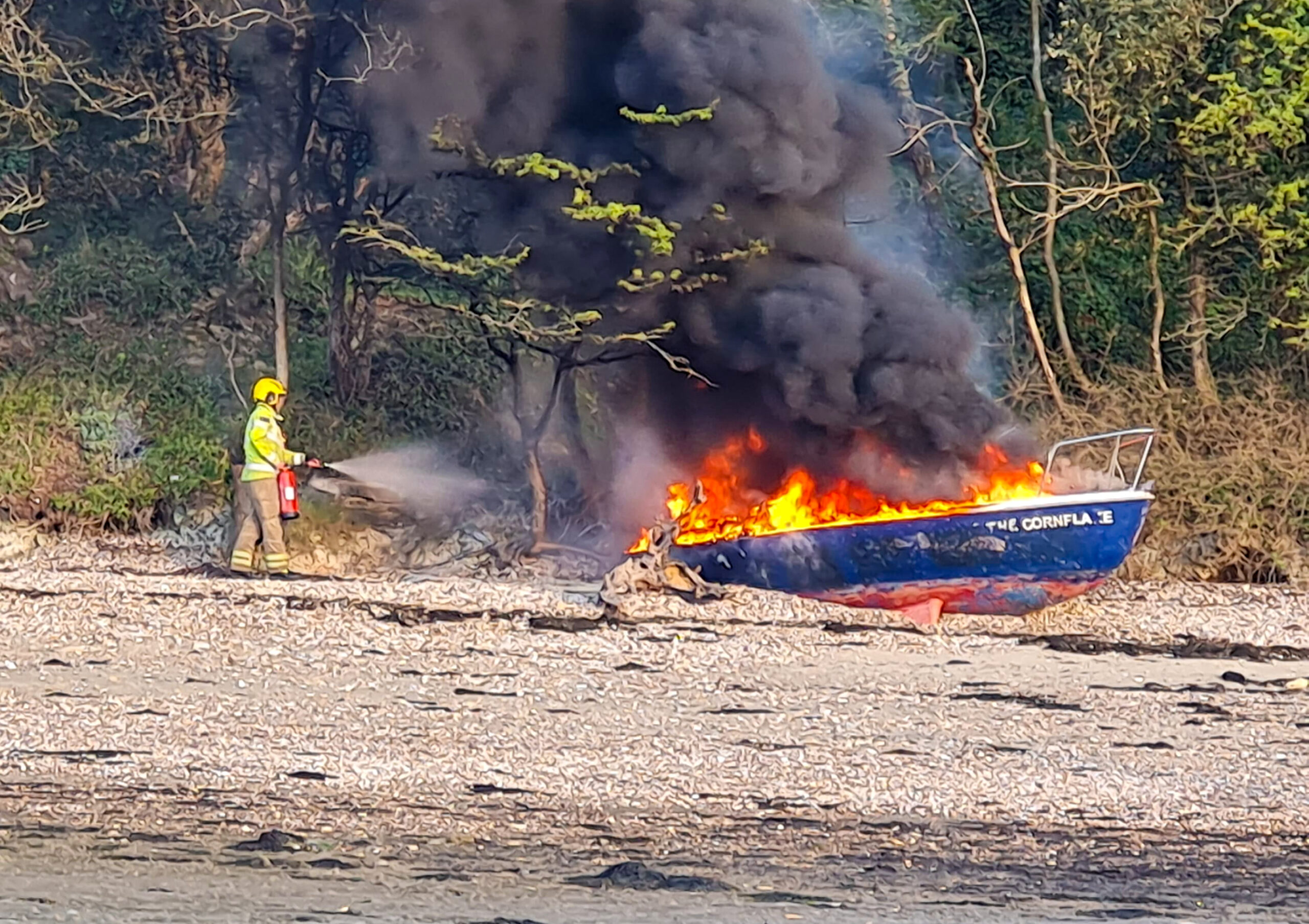 BOAT BLAZE AT BINSTEAD TACKLED BY FIRE CREWS