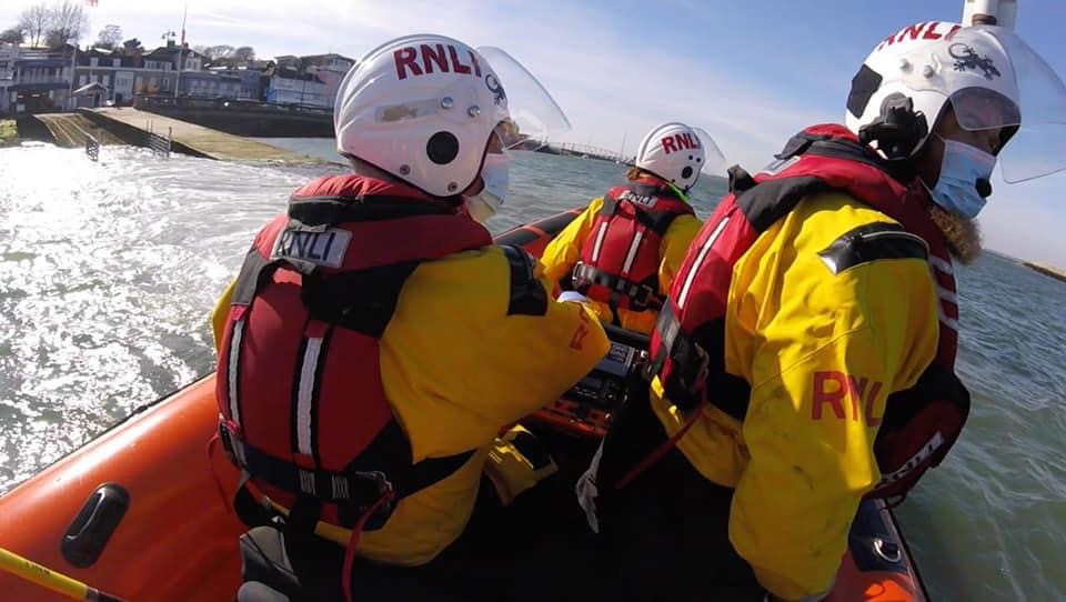 DOUBLE TASKING FOR COWES RNLI CREW