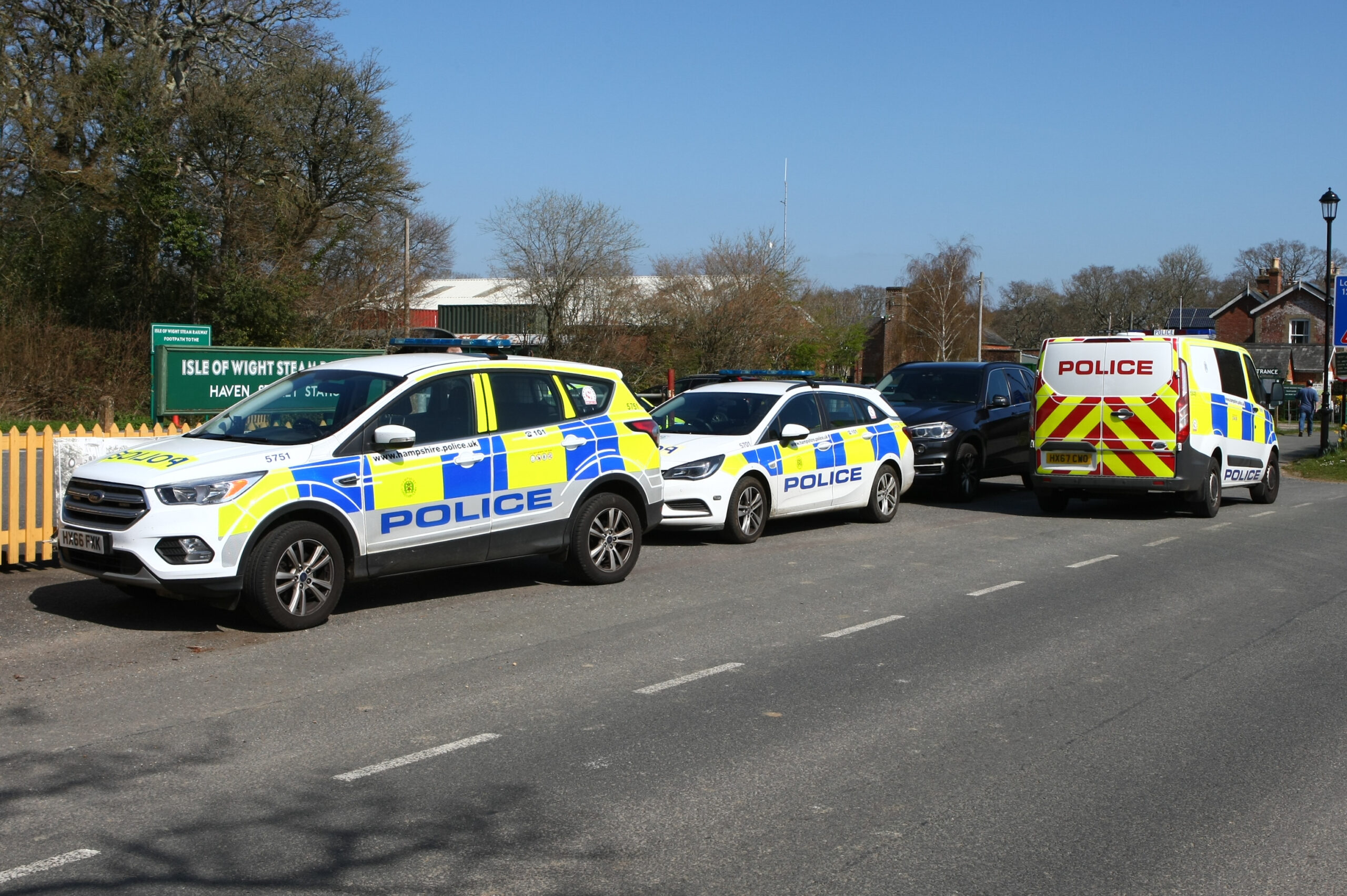 POLICE DESCEND ON HAVENSTREET IN SEARCH FOR SUSPECT