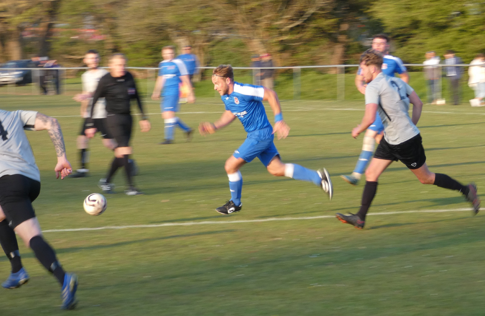 SHANKLIN STAY IN TITLE CHASE FOLLOWING 2-0 WIN OVER VECTIS