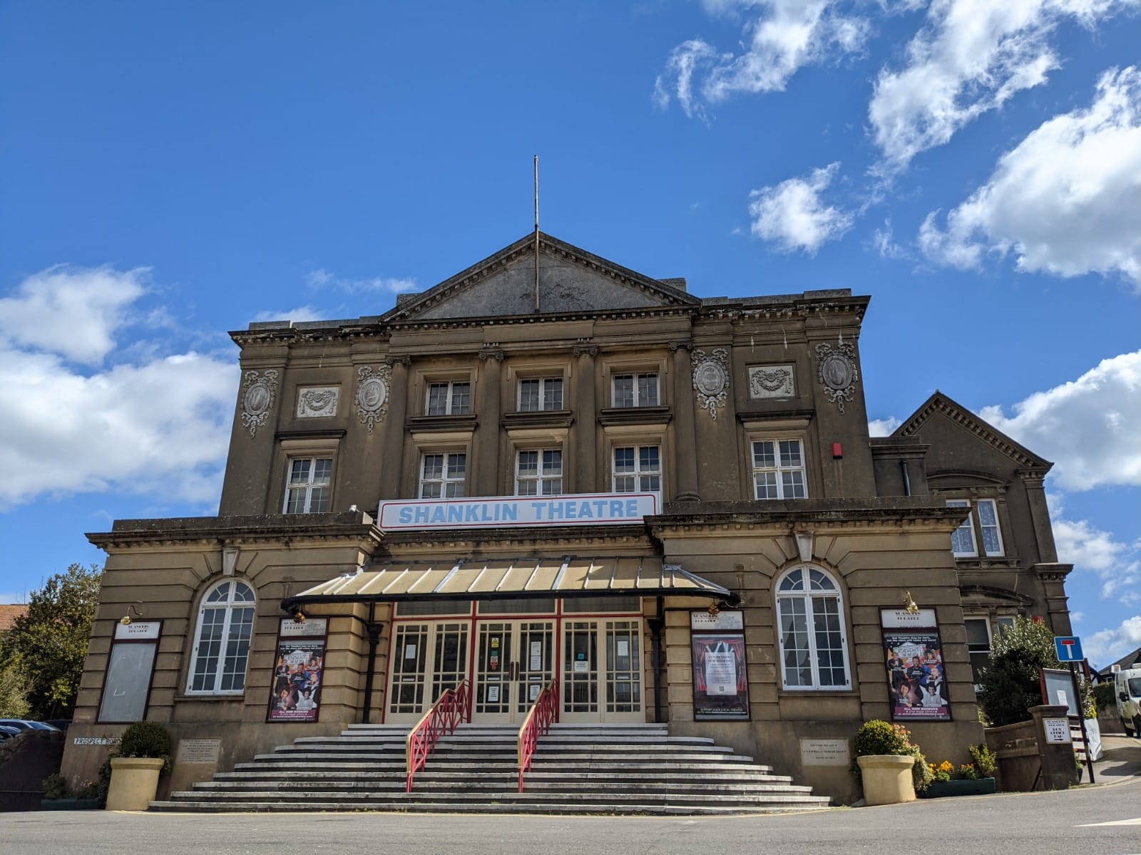 ‘STAR STUDDED STRUMMING’ SET TO AID SHANKLIN THEATRE
