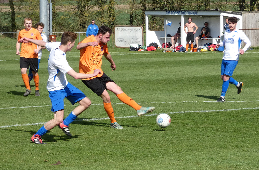 ISLAND LEAGUE LEADERS HOLD POSITION FOLLOWING DRAW AGAINST WEST WIGHT